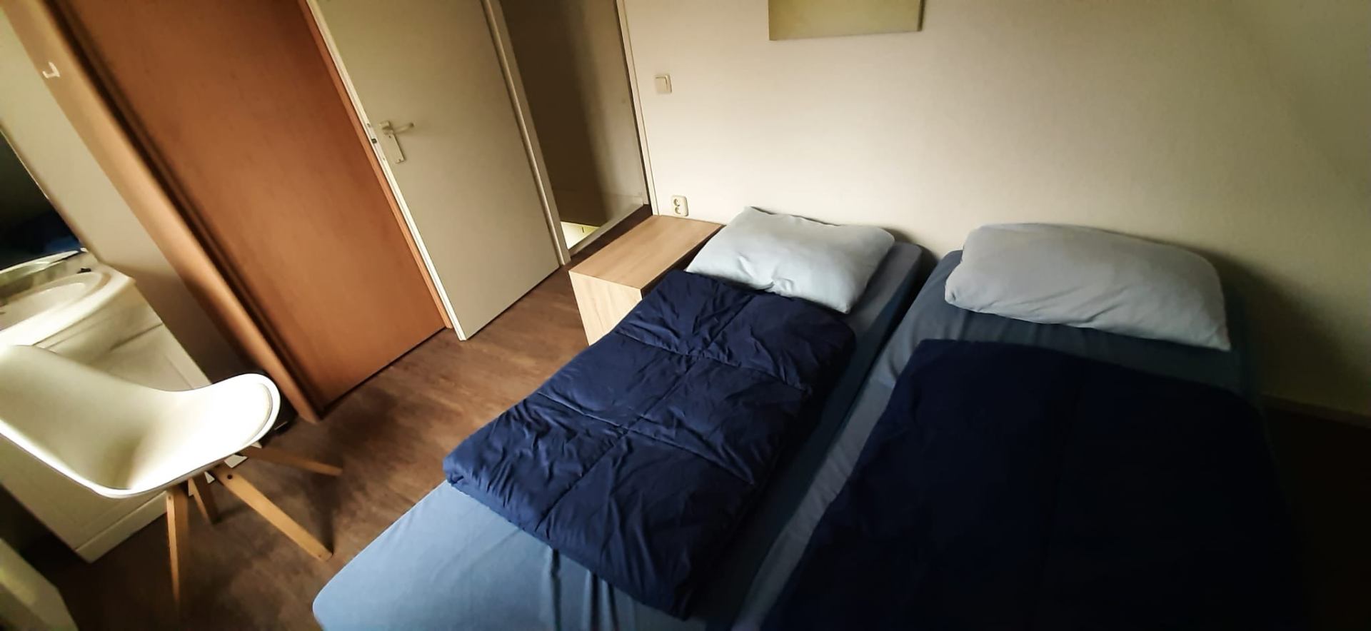 Slaapkamer met twee bedden