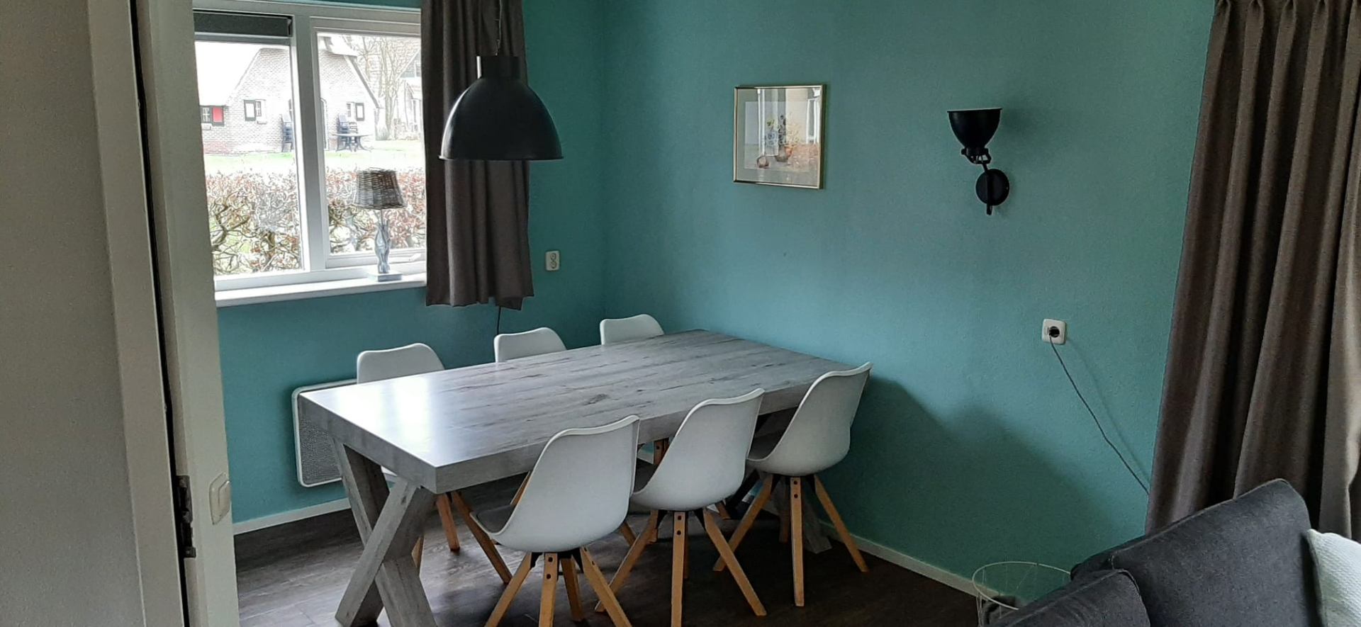 Eetkamer met grote tafel voor 6 personen